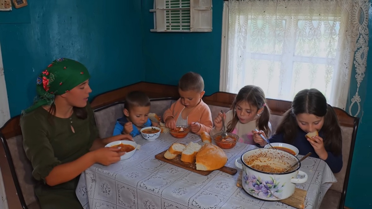 V průběhu videa sledujeme typický oběd z boršče a pohankové kaše, připraveného z jednoduchých surovin, které si sami vypěstují nebo nasbírají.