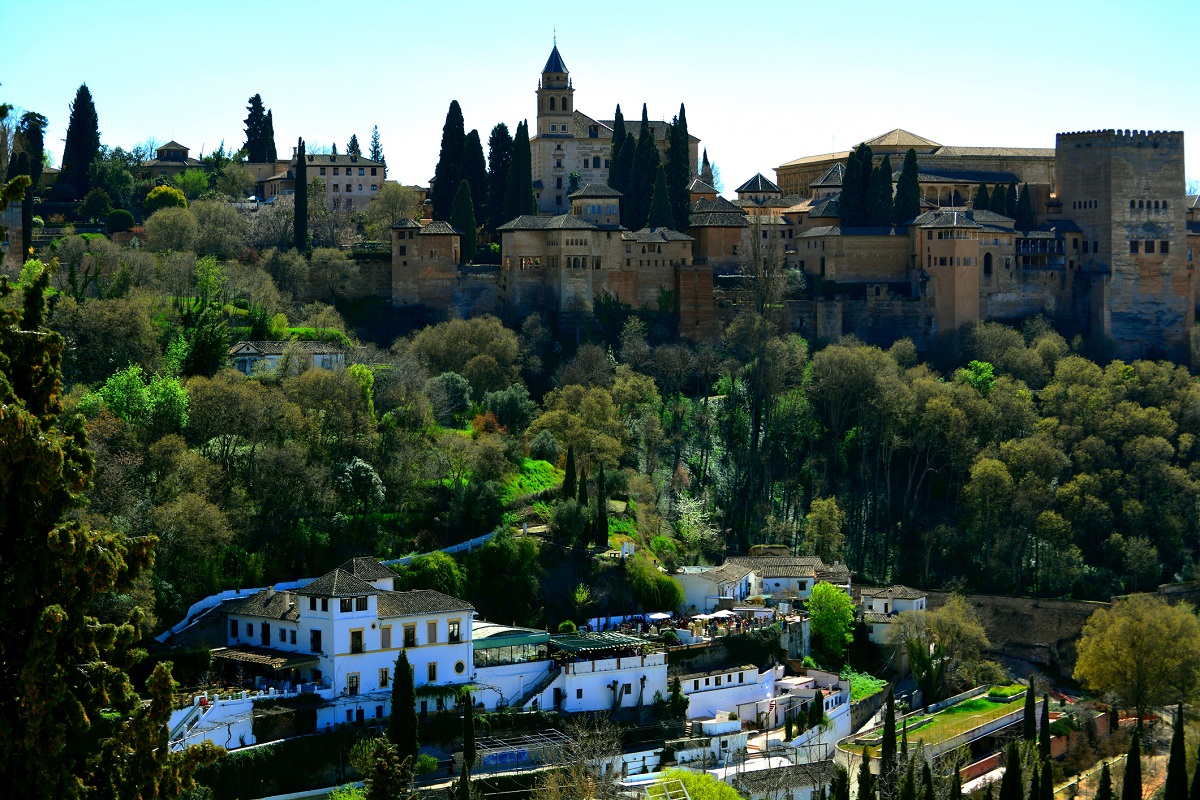 Z vrcholu skály je krásně vidět pevnost Alhambra. 