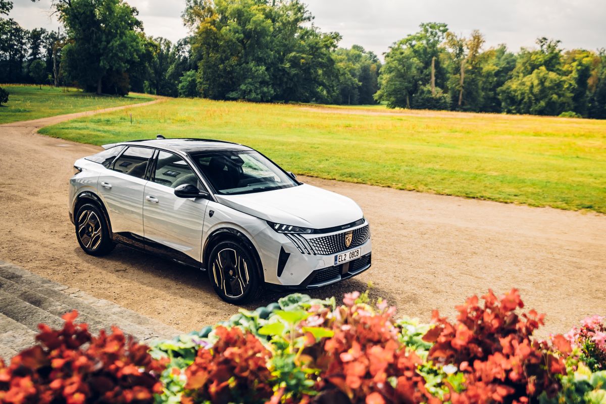 Peugeot E-3008