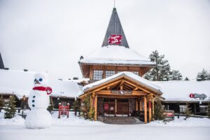 Santa Claus a svatý Mikuláš je tentýž muž: Jeho domov můžete navštívit v malé vesničce ve Finsku