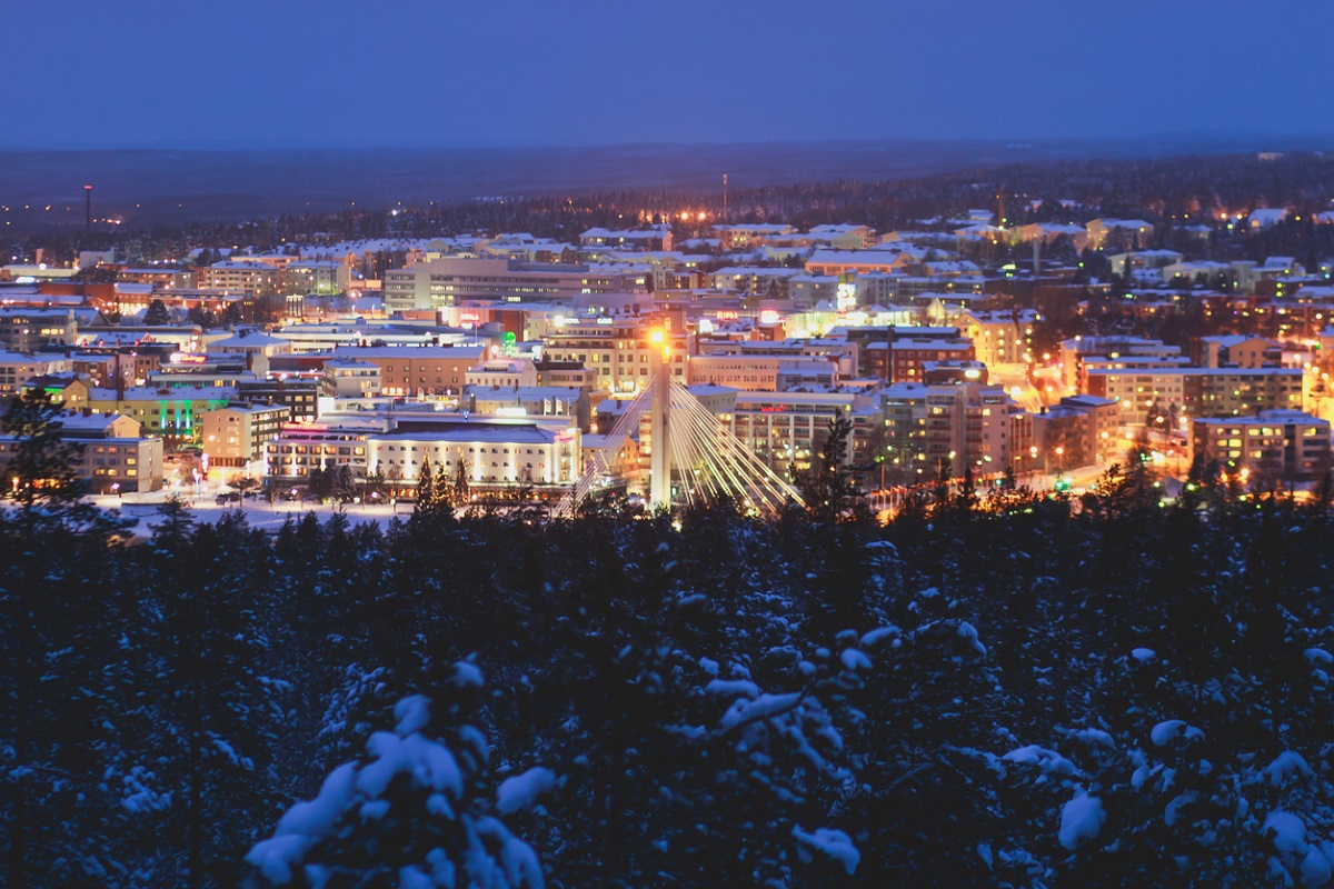 Město Rovaniemi vás moc neokouzlí - je zde bezpočet panelových domů.