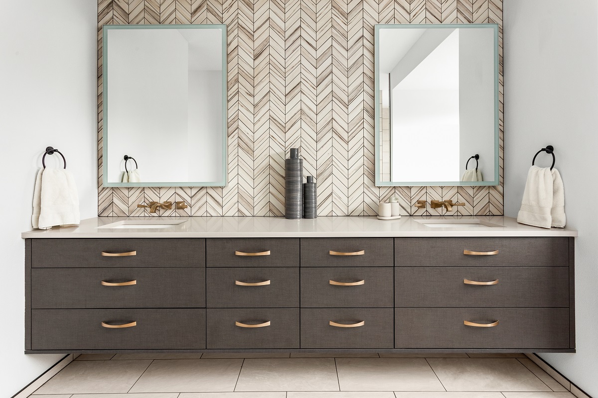 Bathroom,In,Luxury,Home,With,Double,Vanity.,Features,Herringbone,Tile