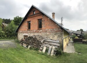 150 let starý dům na Šumavě potřeboval záchranu. Majitelův pokus o rekonstrukci nevyšel podle představ, a tak si zavolal pomoc