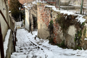 Křivolaké uličky, neudržované schůdky… vypadá to malebně, ale v zimě nakračujte opatrně.