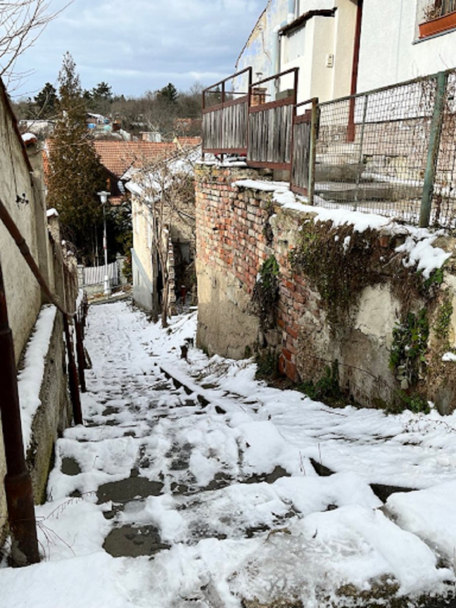 Křivolaké uličky, neudržované schůdky… vypadá to malebně, ale v zimě nakračujte opatrně.