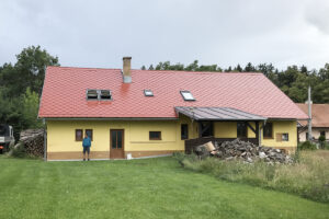 Chalupa se žlutou fasádou a červenou střechou