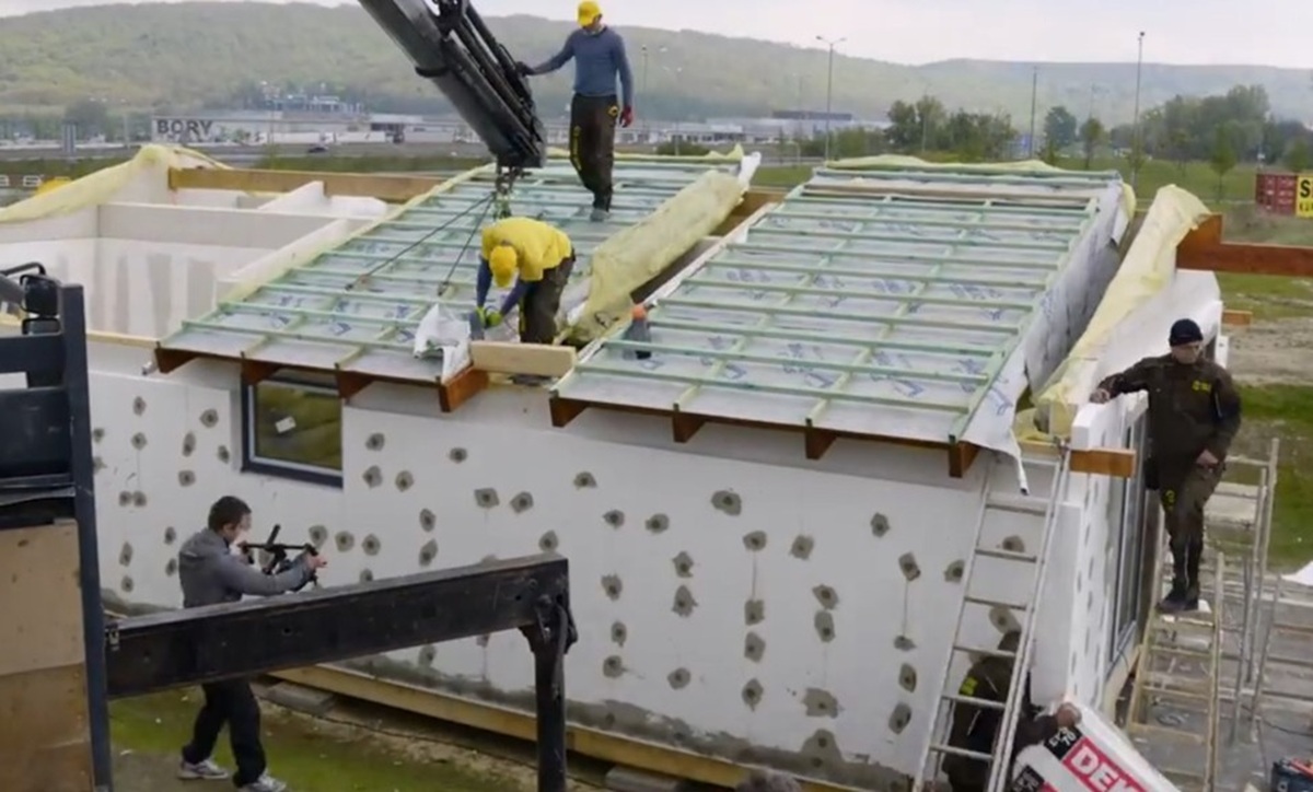 Postavili kompletní dům za pouhých 35 hodin: Během první hodiny už stály obvodové zdi