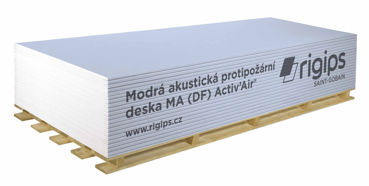 dřevěná paleta s modrými akustickými deskami