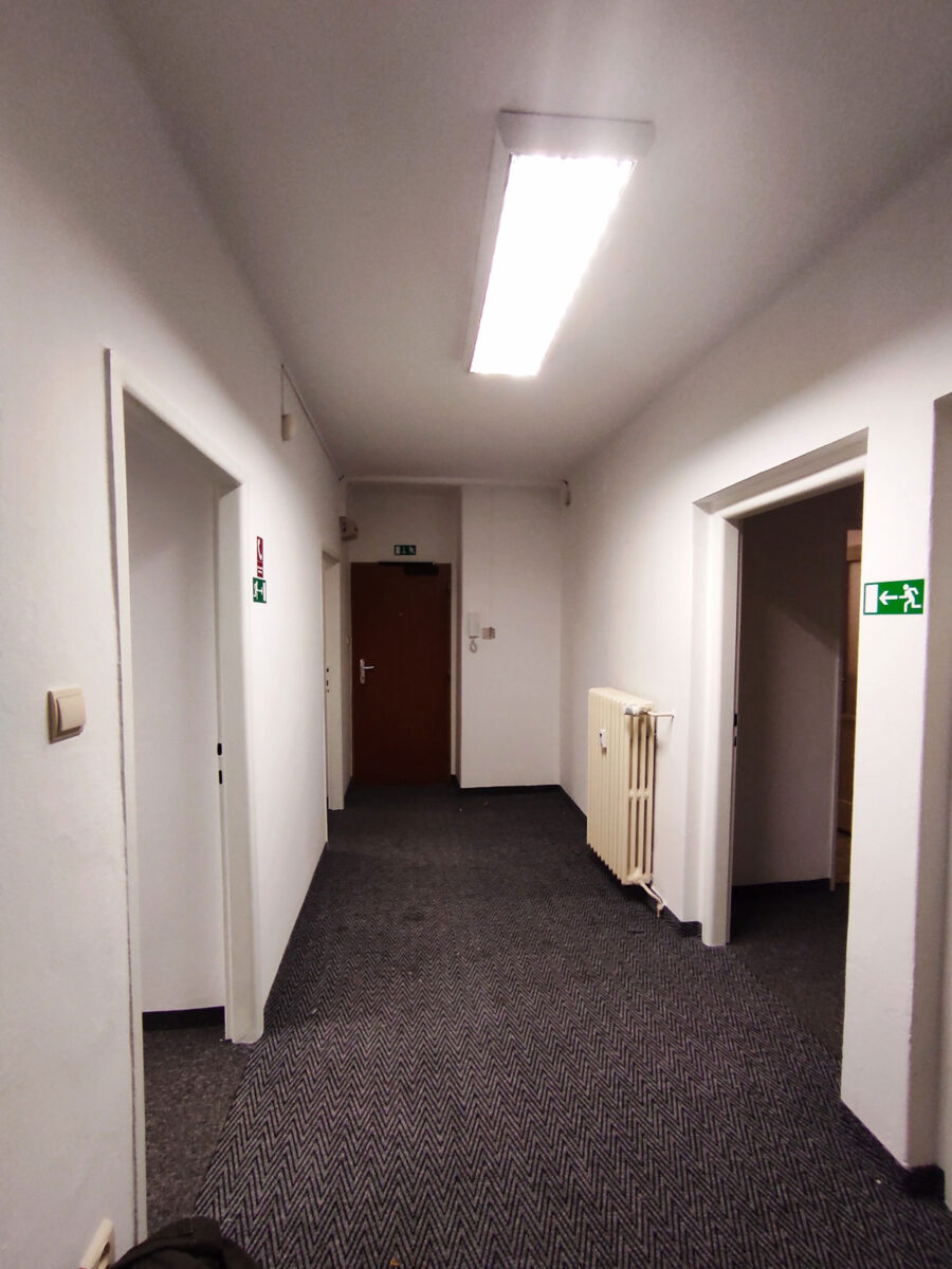 Chodba mezi někdejšími kancelářemi