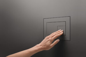 Zapuštěná instalace ovládacího tlačítka toalety