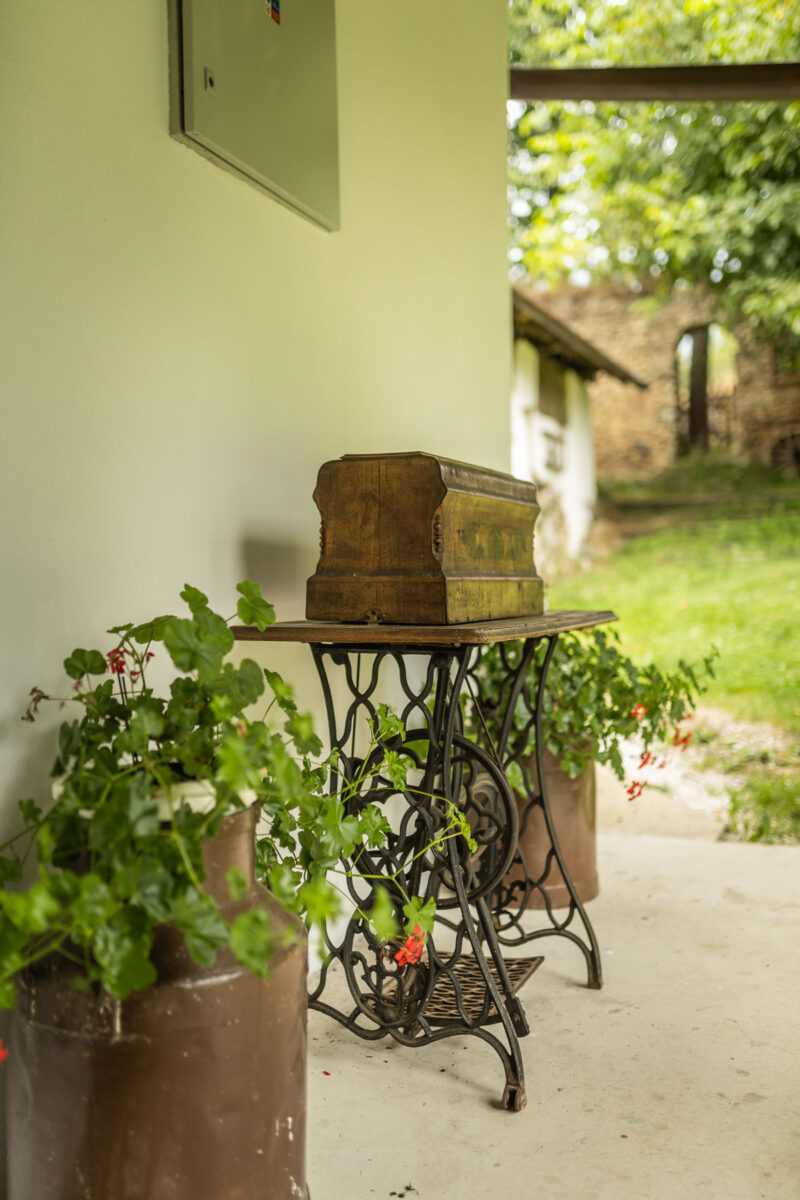 Starožitný šicí stroj Singer