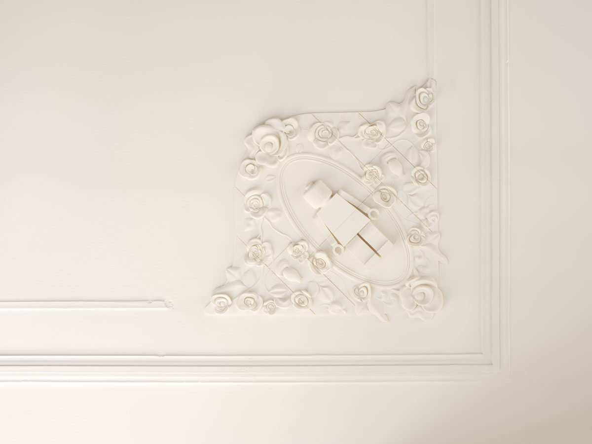 Detail stropního štuku s ukrytým LEGO panáčkem v květinovém ornamentu