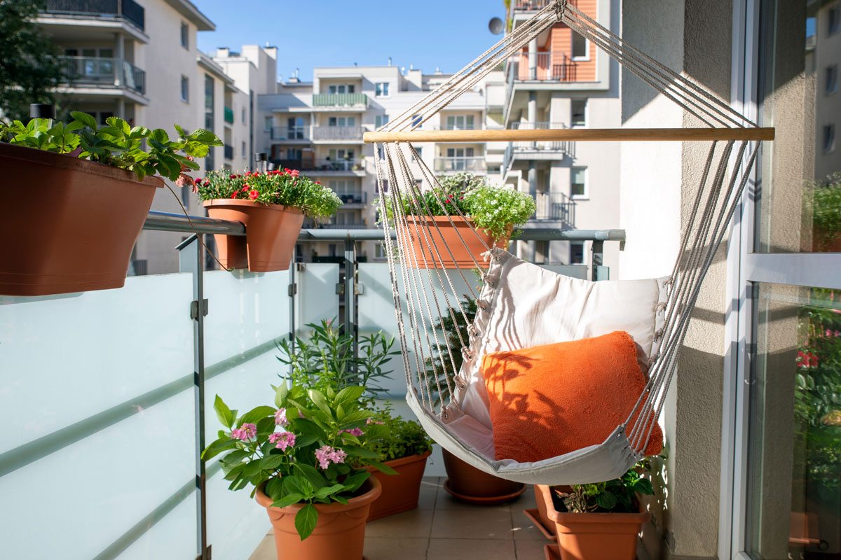 Ať je to balkon nebo zasklená lodžie, dbejte na vhodné materiály, které jsou odolné, stálobarevné a lze je snadno čistit.