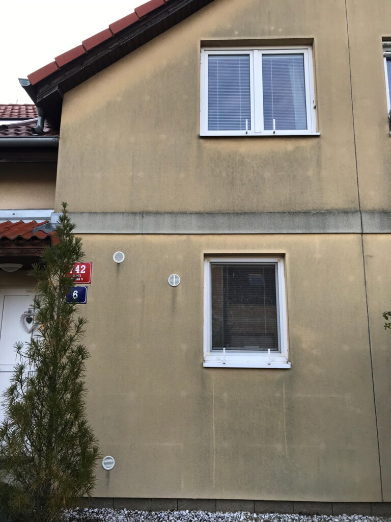 Rodinný dům – detail zašpiněné fasády