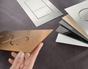 Nové splachovací tlačítko Sigma40 se vyznačuje elegantním panoramatickým formátem a povrchovými materiály nejvyšší kvality.