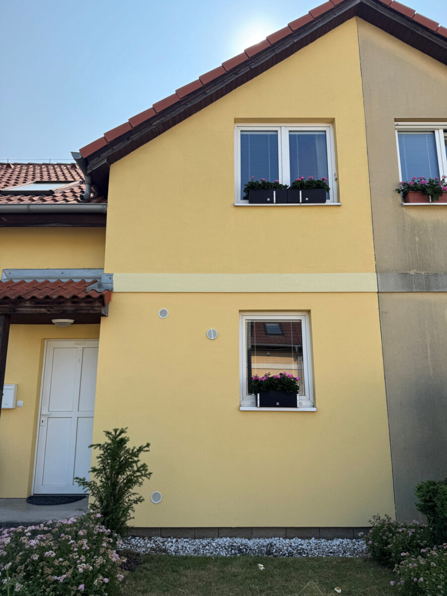Fasáda rodinného domu po třech letech od realizace – s finálním nátěrem fasádní barvou Baumit StarColor