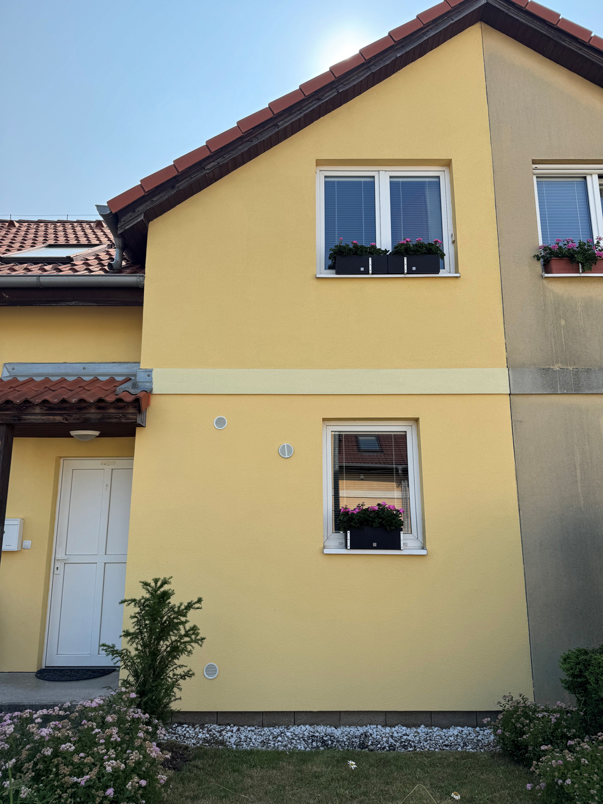 Fasáda rodinného domu po třech letech od realizace – s finálním nátěrem fasádní barvou Baumit StarColor