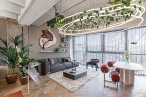 Ve dne manažerský základ, v noci hnízdo nočního motýle. Tenhle loft mění tvář jako chameleon