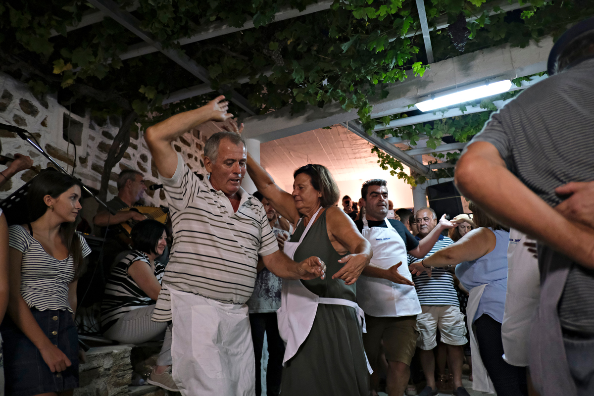 Pár seniorů tančí na slavnosti v ulicích Řecka