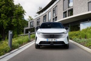 Elektromobilita snů: 325 koní, pohon 4×4 a luxusní výbava