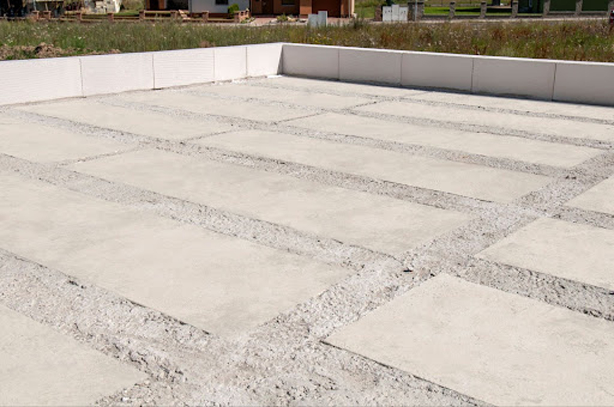  Detail dokončené betonové stropní konstrukce s viditelnými spárami po stropních vložkách.