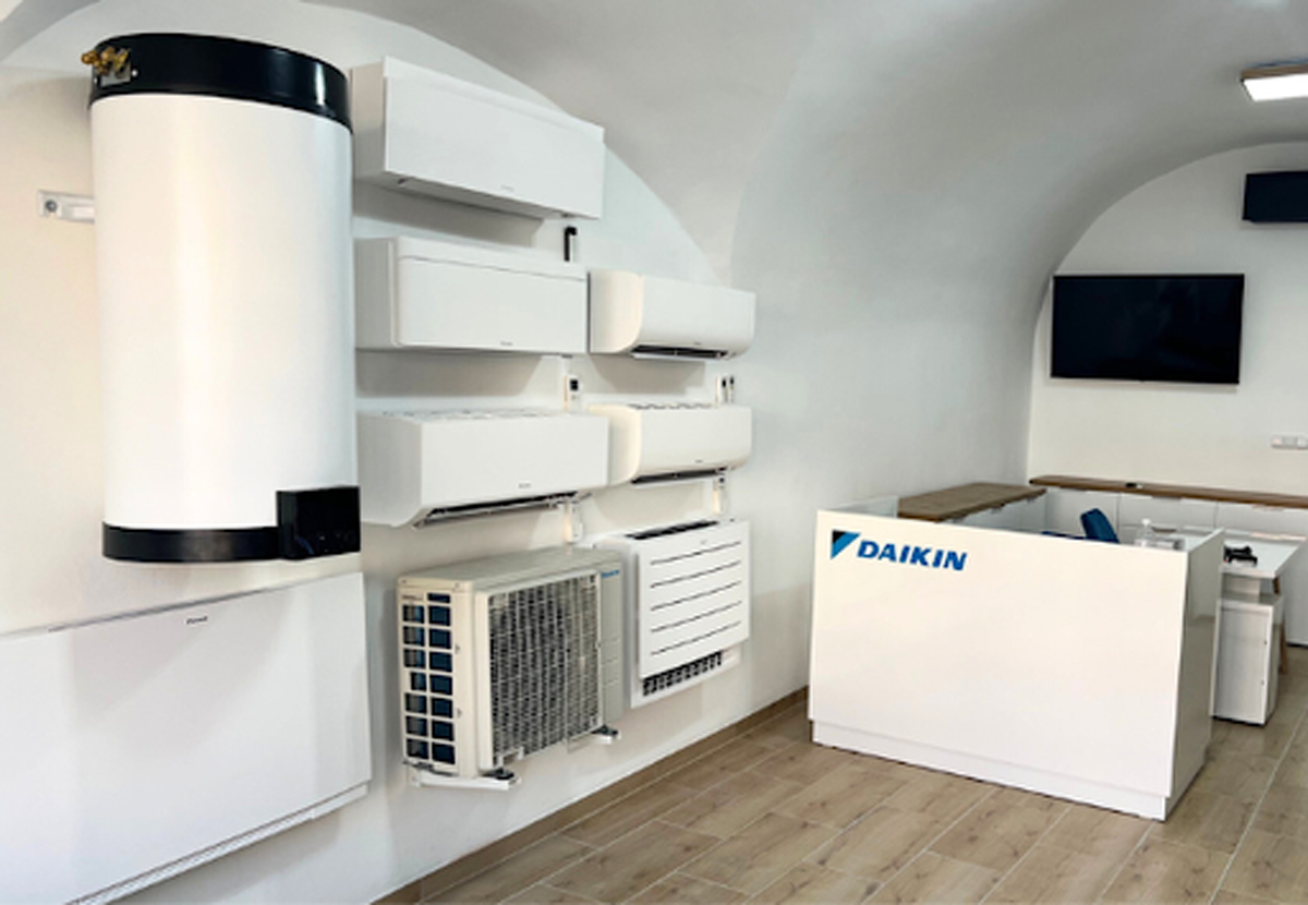 Ukázková místnost s vystavenými modely klimatizací a tepelných čerpadel Daikin.