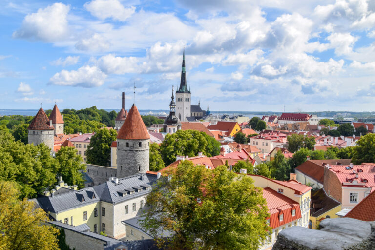 Záběr na historickou část hlavního města Tallin v Estonsku.