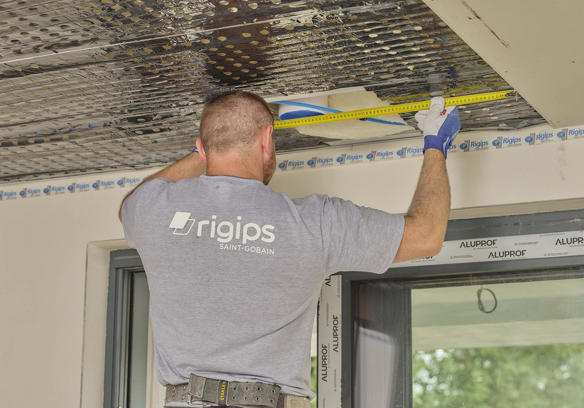 Montáž stropního topení a chlazení Rigips – instalace SDK desek a systémových panelů pro úsporné vytápění v interiéru.
