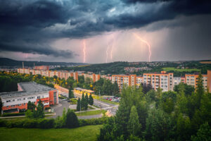 Jak přežít letní bouřku: 5 tipů, které ochrání vás i váš majetek