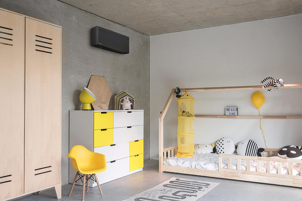 Designová klimatizace Daikin v dětském pokoji s přírodními tóny a veselými dekoracemi.