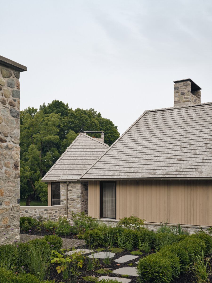 Detailní pohled na střechu a fasádu moderního domu z přírodních materiálů.