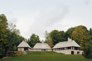 Současná architektura rodinného domu na rozlehlém pozemku s udržovaným trávníkem