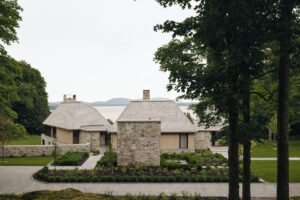 Moderní vila s kamennými zdmi a dřevěnou střechou, výhled na jezero