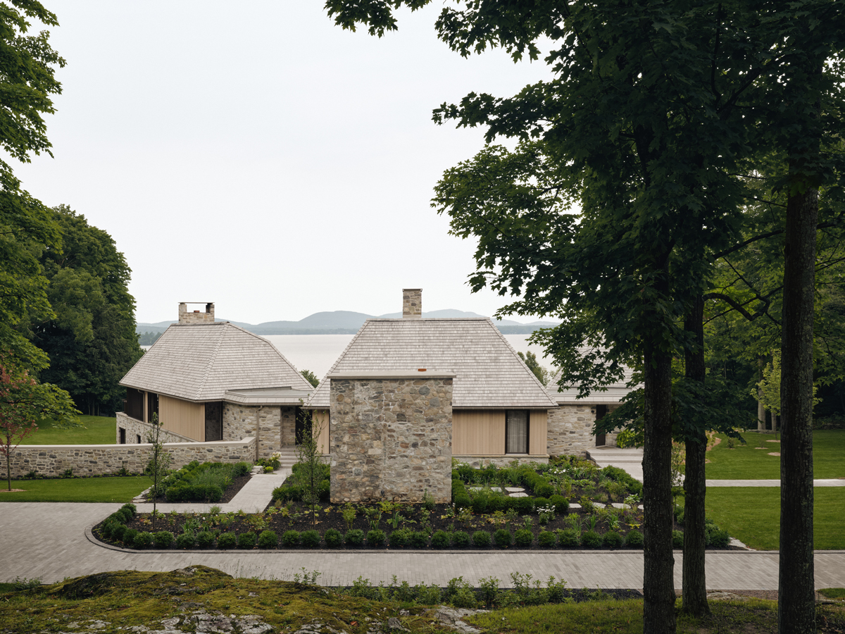 Moderní vila s kamennými zdmi a dřevěnou střechou, výhled na jezero