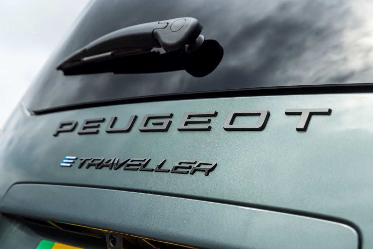 Detail zadní strany Peugeotu e-Traveller s nápisem modelu a označením elektrického pohonu.
