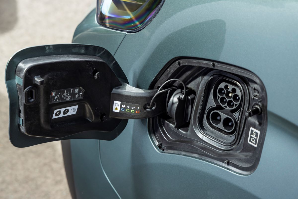 Otevřený nabíjecí port elektrického Peugeotu e-Traveller připravený k dobíjení.