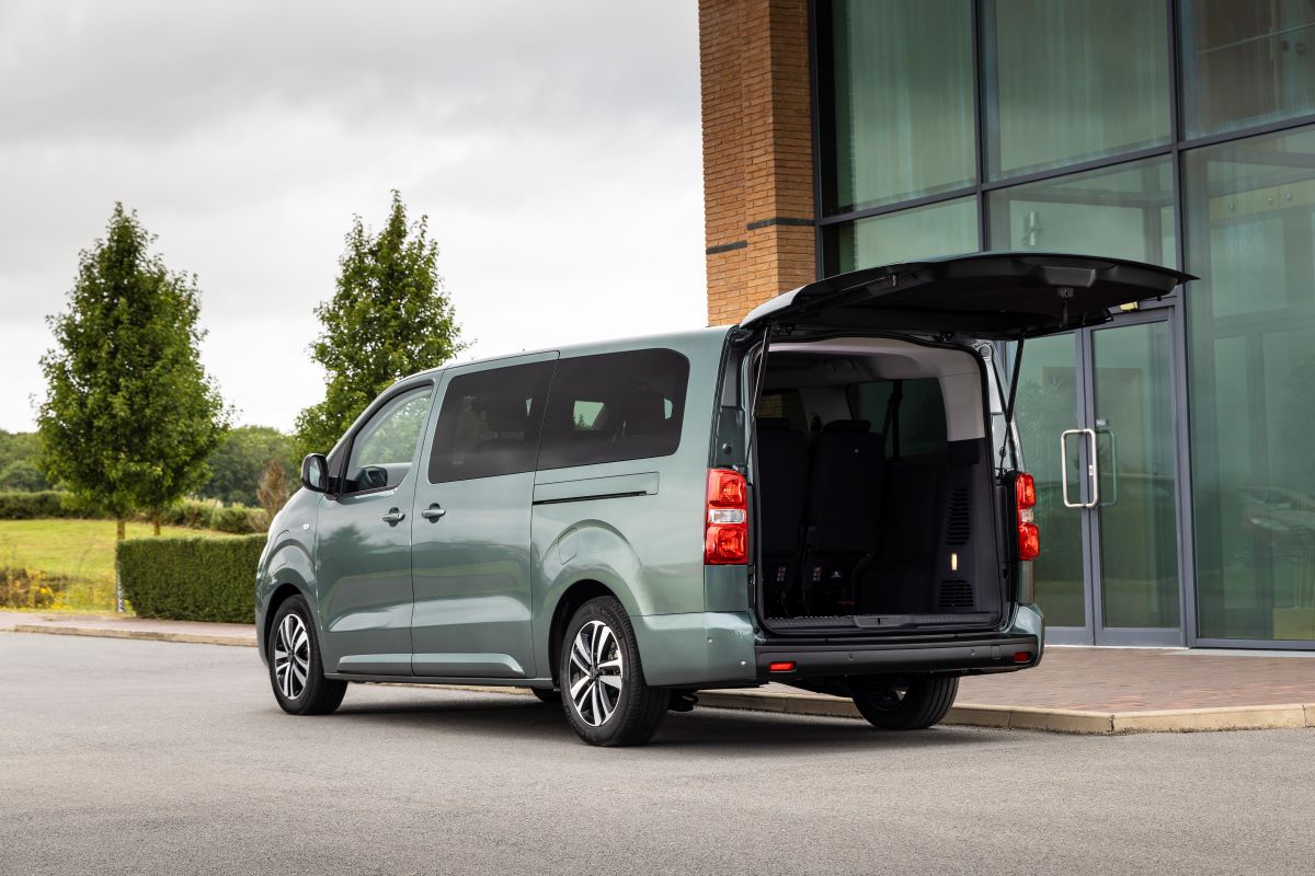 Peugeot e-Traveller s otevřeným kufrem ukazující prostorný zavazadlový prostor.