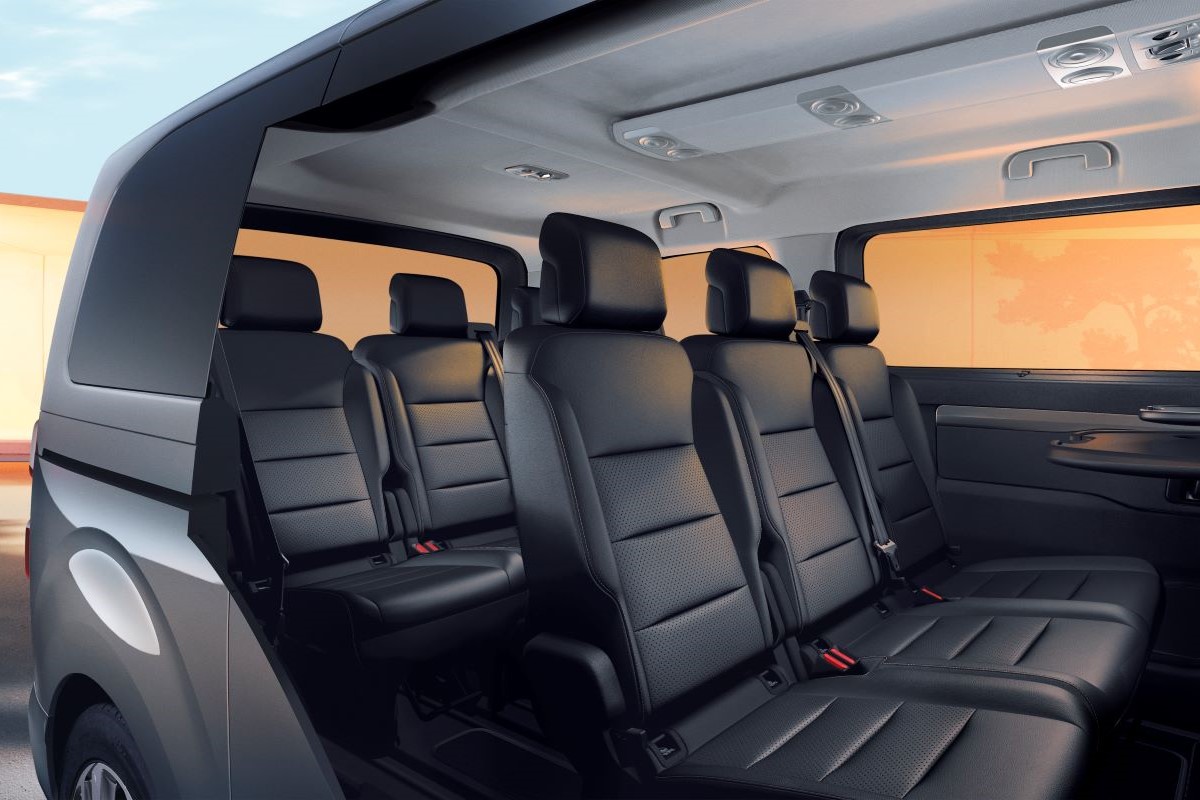 Detail druhé a třetí řady sedadel v interiéru Peugeotu e-Traveller, vhodných až pro osm cestujících.