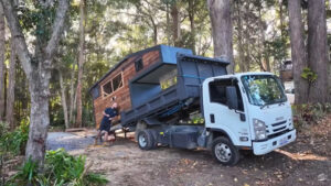 Praktický a promyšlený způsob transportu tiny house umožňuje rychlé umístění na nové místo v přírodě, samotná konstrukce působí pevně a odolně.