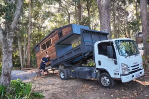 Praktický a promyšlený způsob transportu tiny house umožňuje rychlé umístění na nové místo v přírodě, samotná konstrukce působí pevně a odolně.