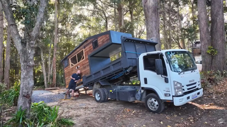 Praktický a promyšlený způsob transportu tiny house umožňuje rychlé umístění na nové místo v přírodě, samotná konstrukce působí pevně a odolně.