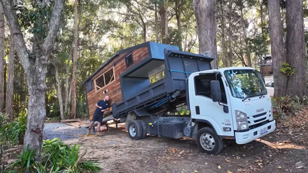 Praktický a promyšlený způsob transportu tiny house umožňuje rychlé umístění na nové místo v přírodě, samotná konstrukce působí pevně a odolně.