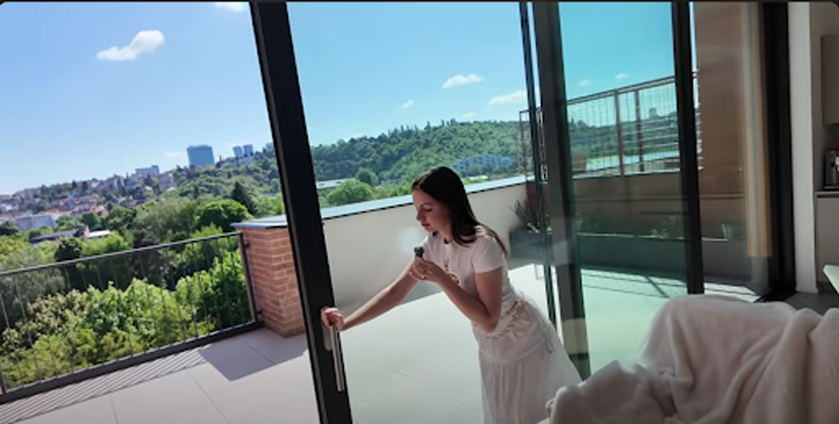Otevřená terasa s výhledem na město a přírodu.