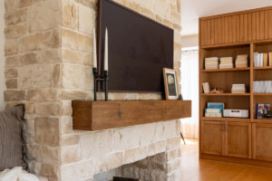 Nový zabudovaný krb s cihlovým obkladem se stal výrazným a elegantním středobodem obývacího pokoje, který kombinuje tradiční kouzlo s moderním designem.