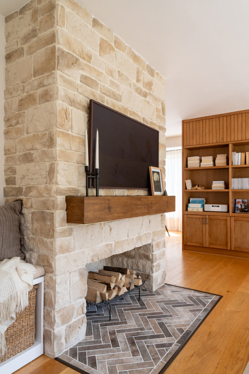 Nový zabudovaný krb s cihlovým obkladem se stal výrazným a elegantním středobodem obývacího pokoje, který kombinuje tradiční kouzlo s moderním designem.