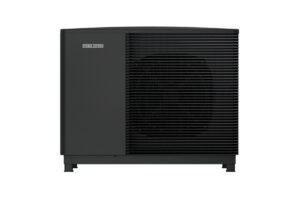 Venkovní jednotka tepelného čerpadla STIEBEL ELTRON HPA-O Plus v černém provedení, čelní pohled s mřížkou ventilátoru.