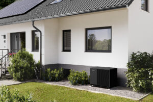 Tepelné čerpadlo STIEBEL ELTRON HPA-O Trend instalované u moderního domu se solárními panely na střeše.