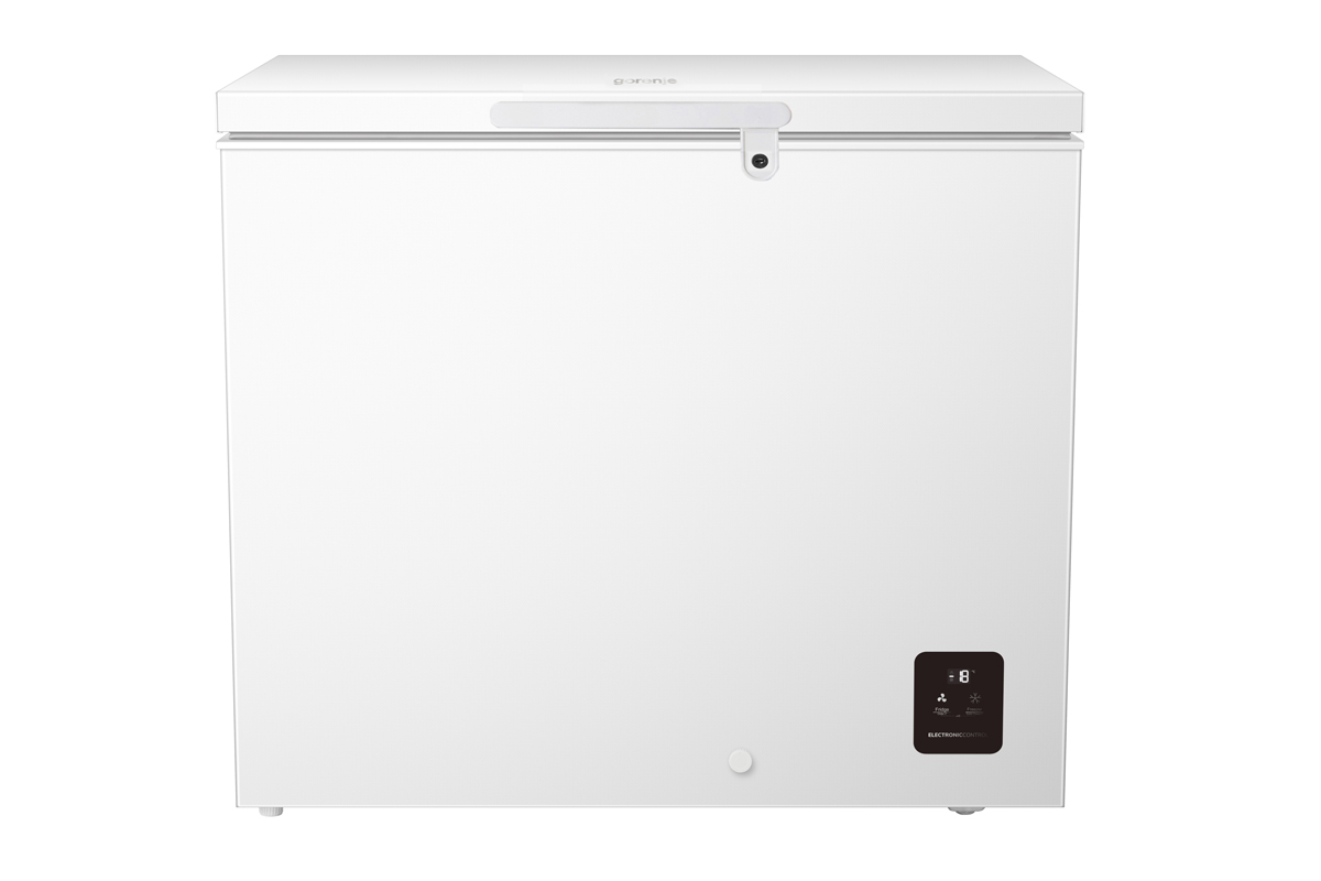 Bílý pultový mrazák Gorenje – pohled zepředu, zavřené víko, malý ovládací panel vpravo dole.