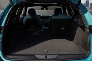 Zavazadlový prostor Peugeot 308 SW s trnem pro sklopení sedadel, ukázka objemu kufru.