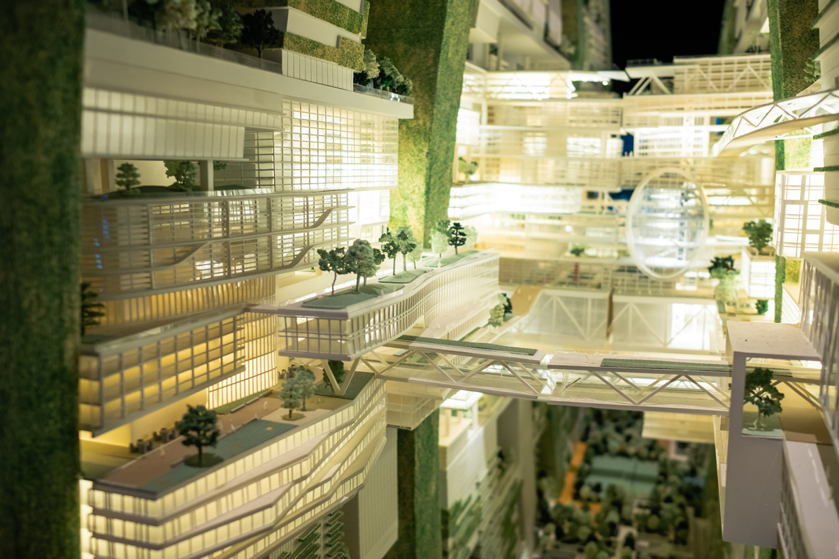 Osvětlený detail The Line ukazuje terasy s vegetací, skleněné objemy a pěší mosty, které mají tvořit víceúrovňové centrum města.